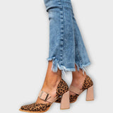 Lõvisandaalid kinnitatud kontsaga