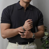 Constâncio — рубашка-поло с застежкой-молнией из тонкой сетчатой ​​ткани, отличающаяся сдержанной элегантностью и неповторимым характером.