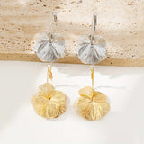 Üks suurte kuldsete kõrvarõngaste