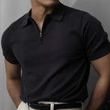 Constâncio — рубашка-поло с застежкой-молнией из тонкой сетчатой ​​ткани, отличающаяся сдержанной элегантностью и неповторимым характером.