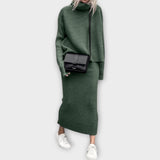 Kootud komplekt kõrge kaelusega ja seelikuga