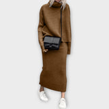 Kootud komplekt kõrge kaelusega ja seelikuga