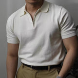 Constâncio — рубашка-поло с застежкой-молнией из тонкой сетчатой ​​ткани, отличающаяся сдержанной элегантностью и неповторимым характером.