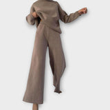 Kootud komplekt kõrge kaelusega ja pükstega