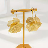 Üks suurte kuldsete kõrvarõngaste