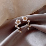 Elegantne pärlid ja lillekõrvarõngad