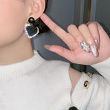 Mustad südame kõrvarõngad kuldse värviga