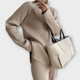 Minimalistliku disaini ja laia lõikega kootud komplekt