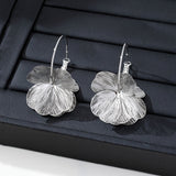 Üks suurte kuldsete kõrvarõngaste