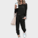 Lõõgastava lõikega ja minimalistliku esteetikaga puhketoa komplekt