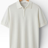 Constâncio — рубашка-поло с застежкой-молнией из тонкой сетчатой ​​ткани, отличающаяся сдержанной элегантностью и неповторимым характером.