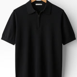 Constâncio — рубашка-поло с застежкой-молнией из тонкой сетчатой ​​ткани, отличающаяся сдержанной элегантностью и неповторимым характером.